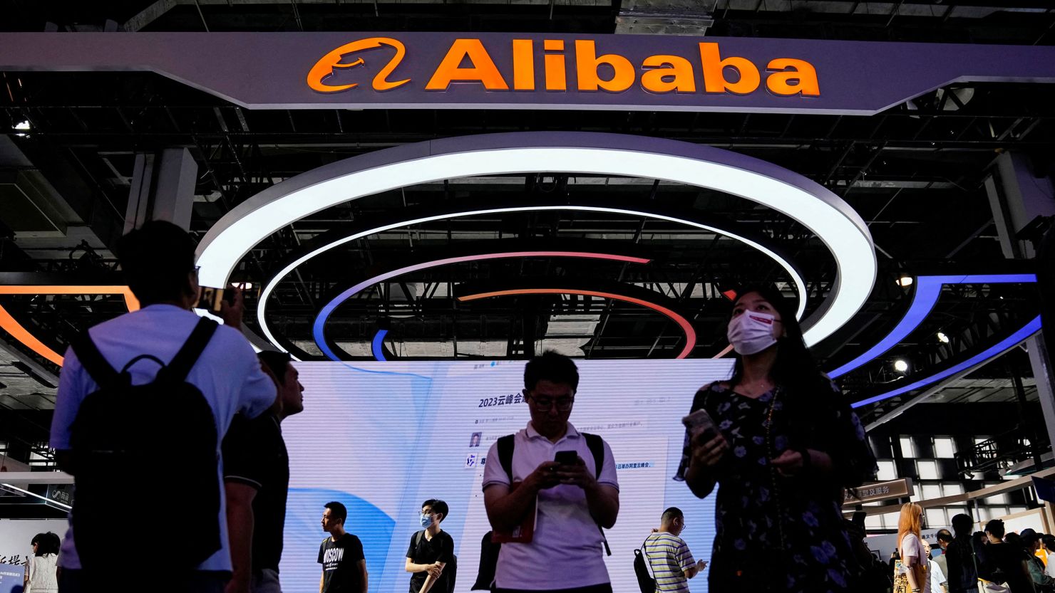 ป้ายโลโก้ Alibaba ในงานอีเวนต์เทคโนโลยี สะท้อนบทบาทของ Alibaba ในฐานะพาร์ตเนอร์ AI ของ Apple ในจีน