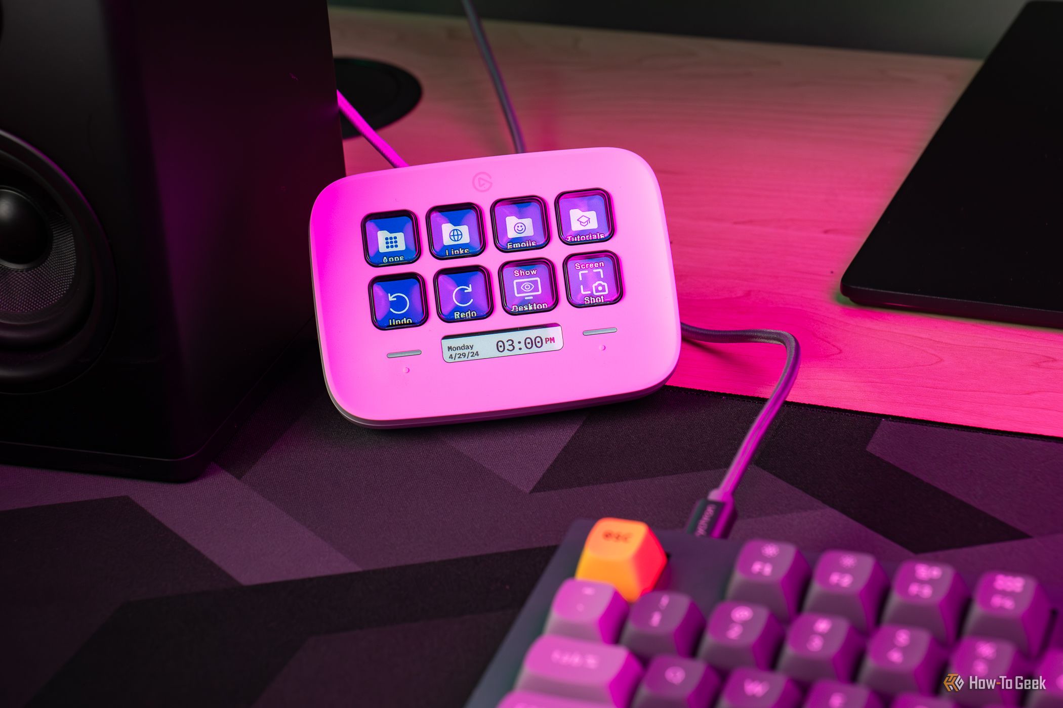 Asus ROG Strix XG129C ติดตั้งใต้จอหลักในชุด setup เกมมิ่ง