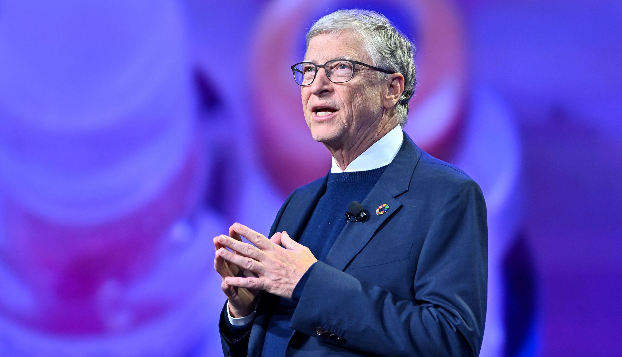 Bill Gates พูดบนเวทีงานประชุม