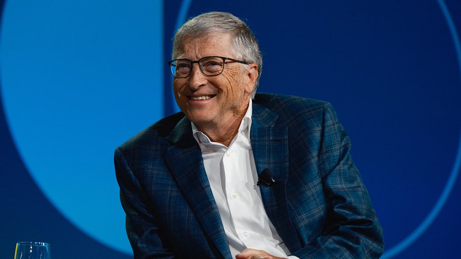 Bill Gates ยิ้มขณะร่วมสนทนาบนเวที