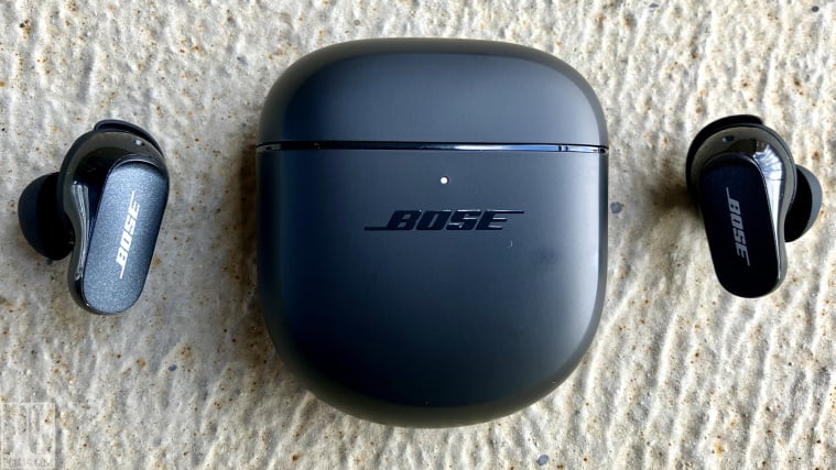 หูฟัง Bose สีดำวางคู่กับเคสที่มีโลโก้ Bose