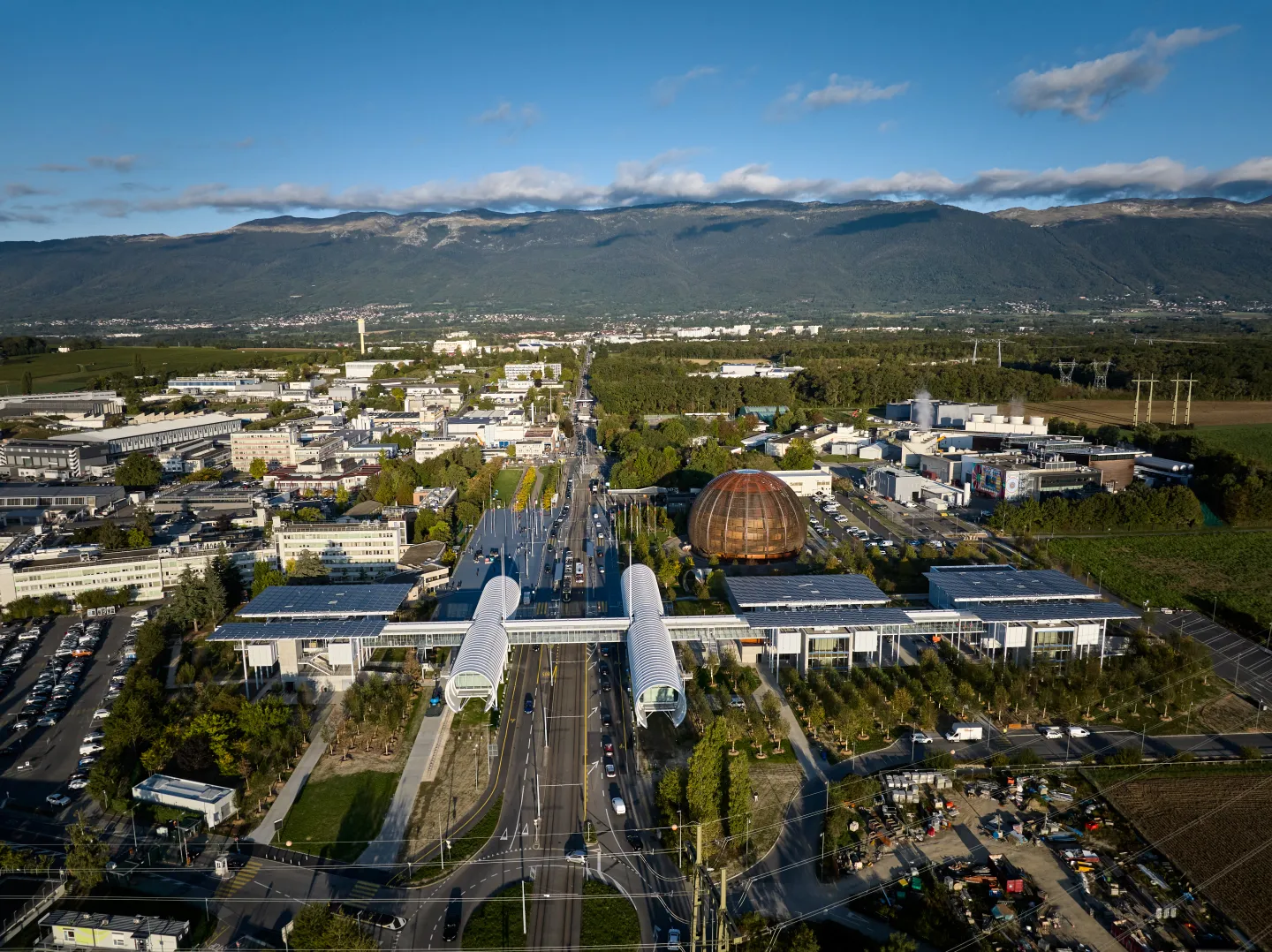 เครื่องเร่งอนุภาค Large Hadron Collider ของ CERN