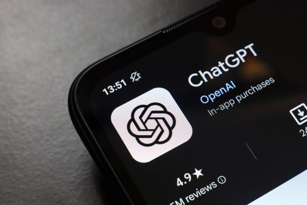 ไอคอนแอป ChatGPT ของ OpenAI บนหน้าจอโทรศัพท์