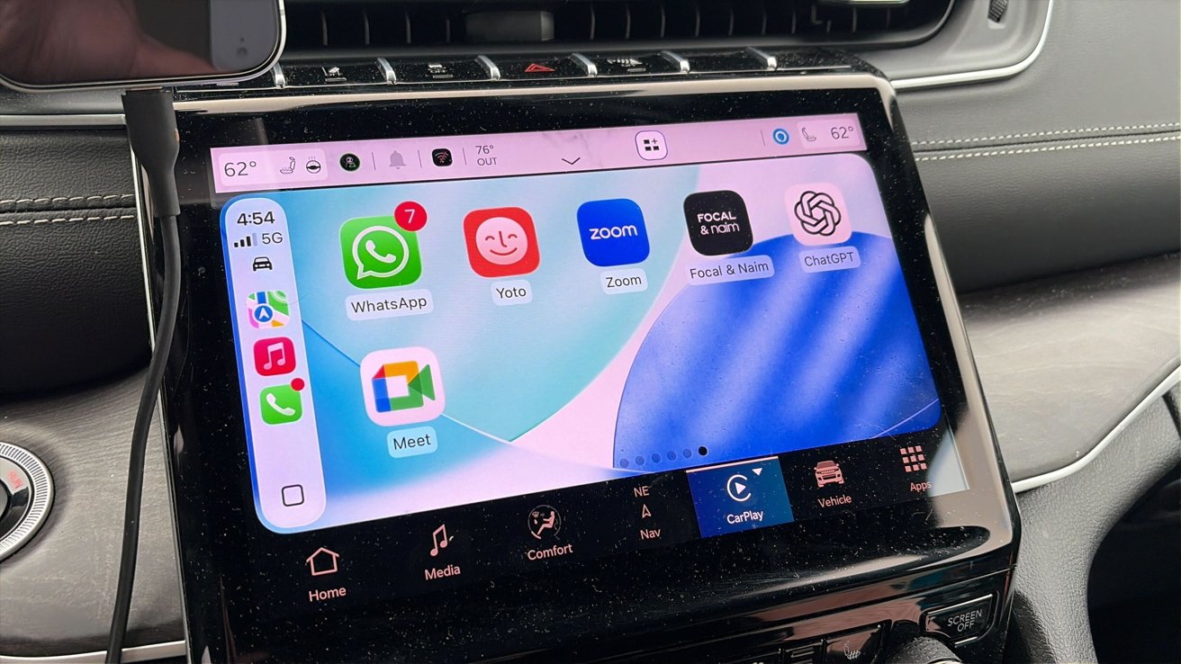 หน้าจอ infotainment ของรถแสดง Google Maps ร่วมกับผู้ช่วยเสียง Gemini
