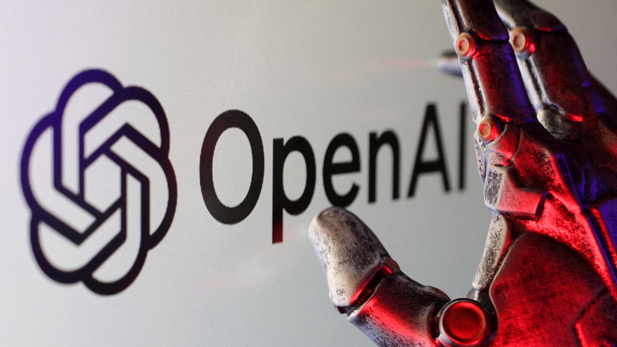 โลโก้ OpenAI กับมือหุ่นยนต์สีแดง สื่อถึงความกังวลเรื่องความเสี่ยงของโมเดลแนวหน้าที่ Sacks พูดถึง