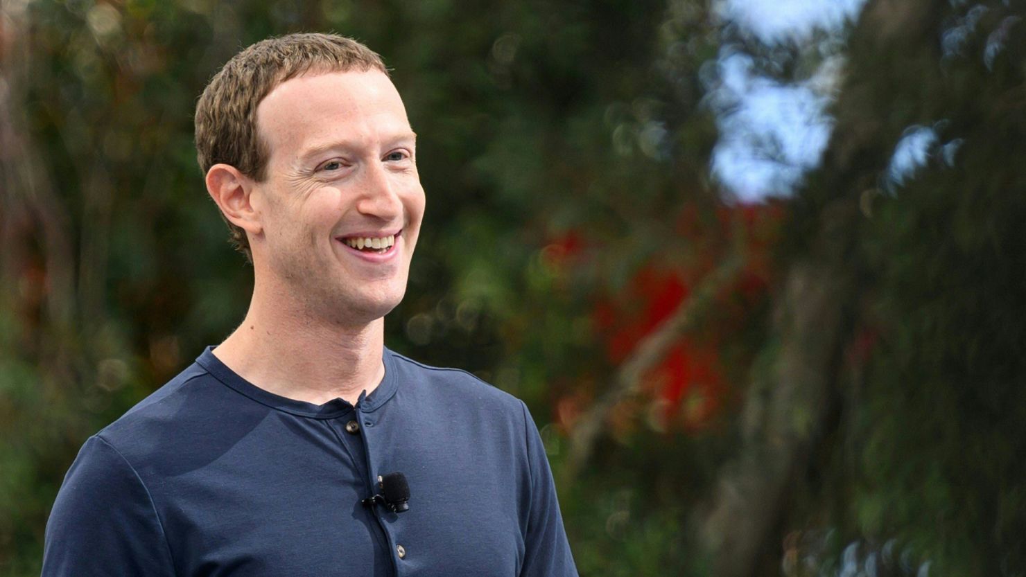 Mark Zuckerberg ยิ้มให้สัมภาษณ์เกี่ยวกับวิสัยทัศน์ AI ของ Meta