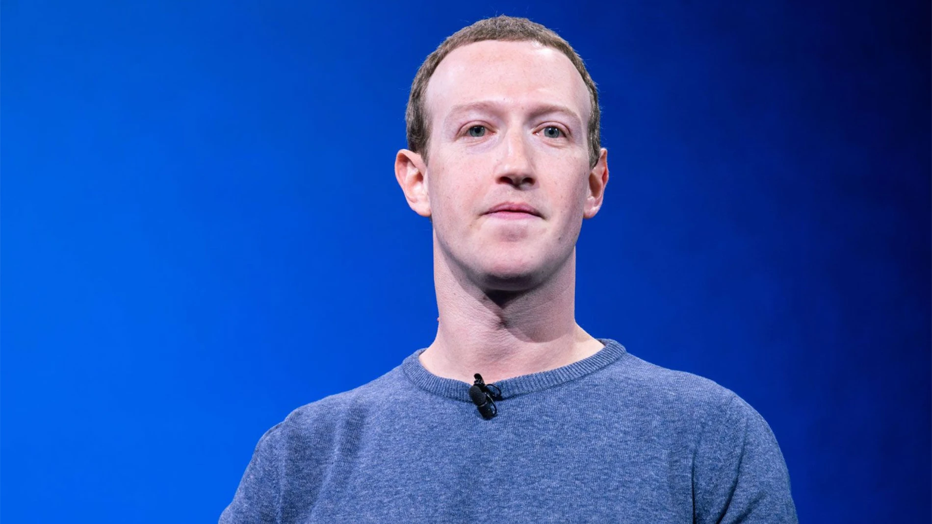 ภาพเหมือนของ Mark Zuckerberg สีหน้าจริงจังบนพื้นหลังสีน้ำเงิน