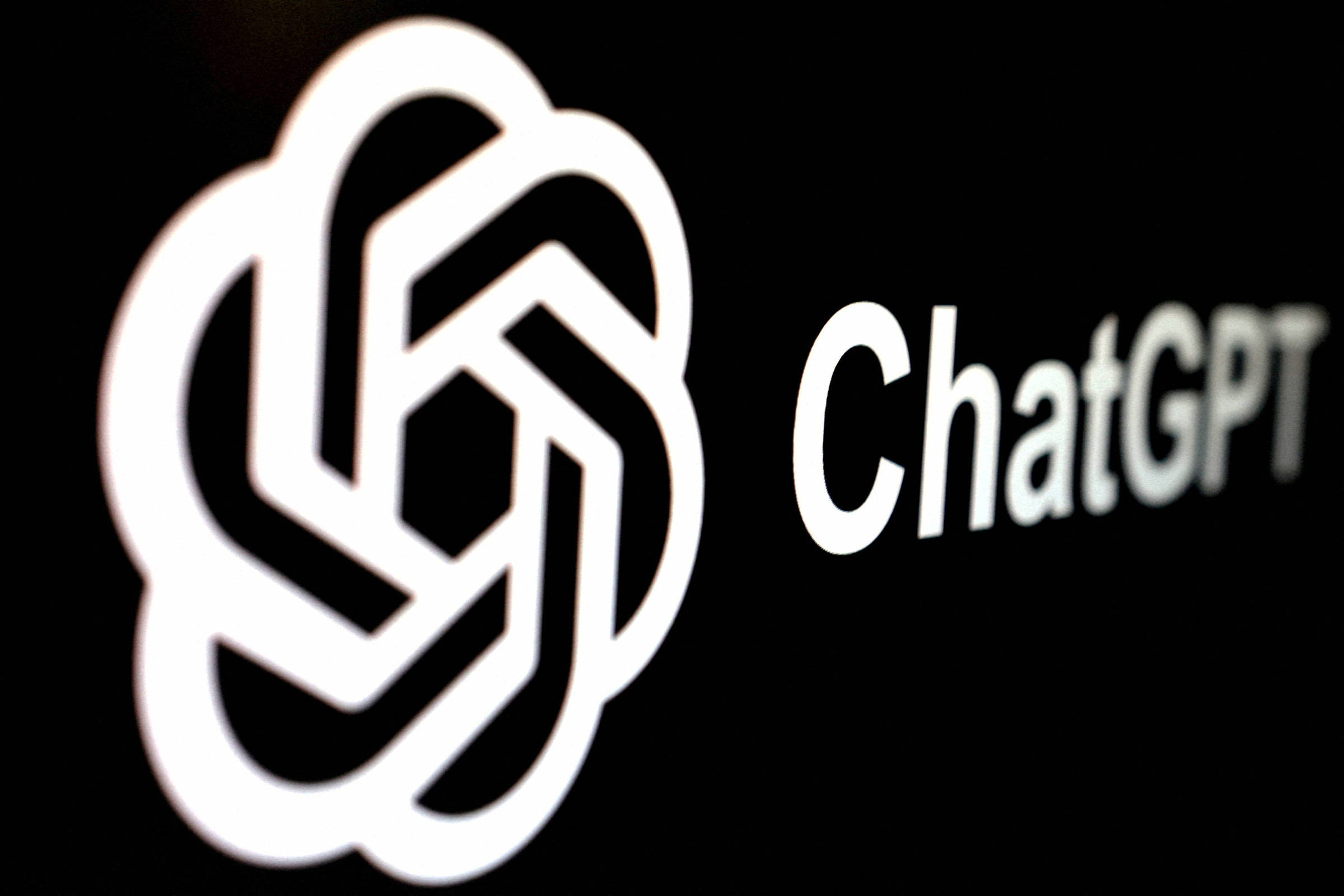 โลโก้ ChatGPT และ OpenAI บนพื้นหลังสีเข้ม