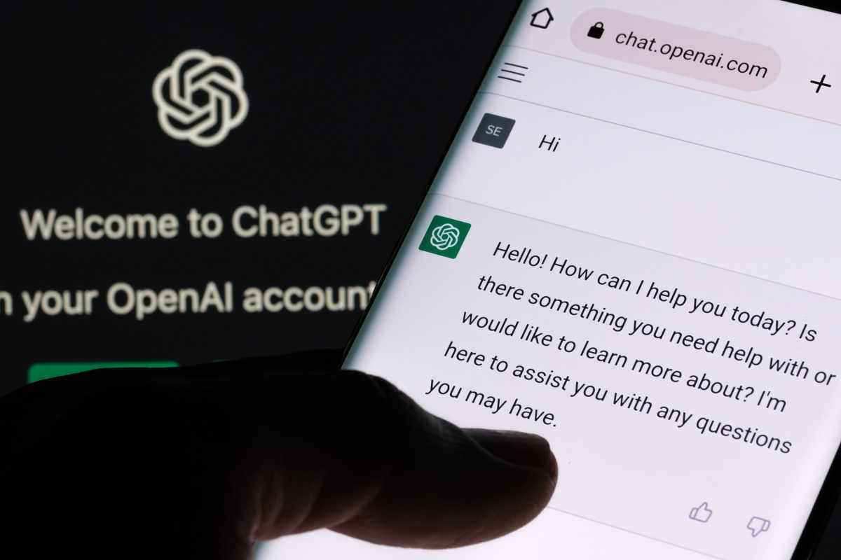 หน้าจอโทรศัพท์แสดงหน้าต้อนรับและบทสนทนาของ ChatGPT บนเว็บไซต์ chat.openai.com