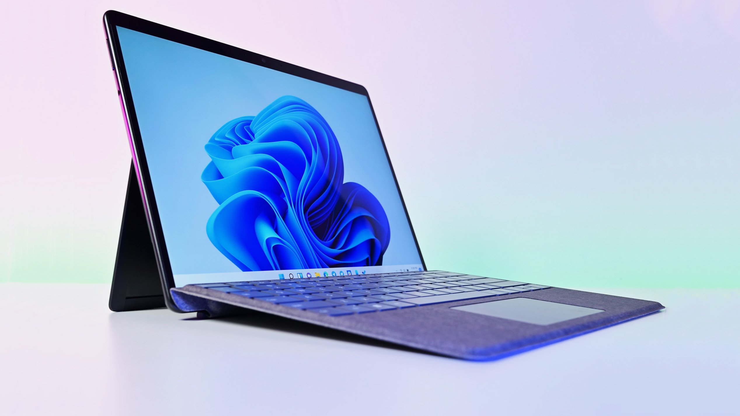 Surface Laptop Ultra จอสัมผัส HDR และแทร็กแพด