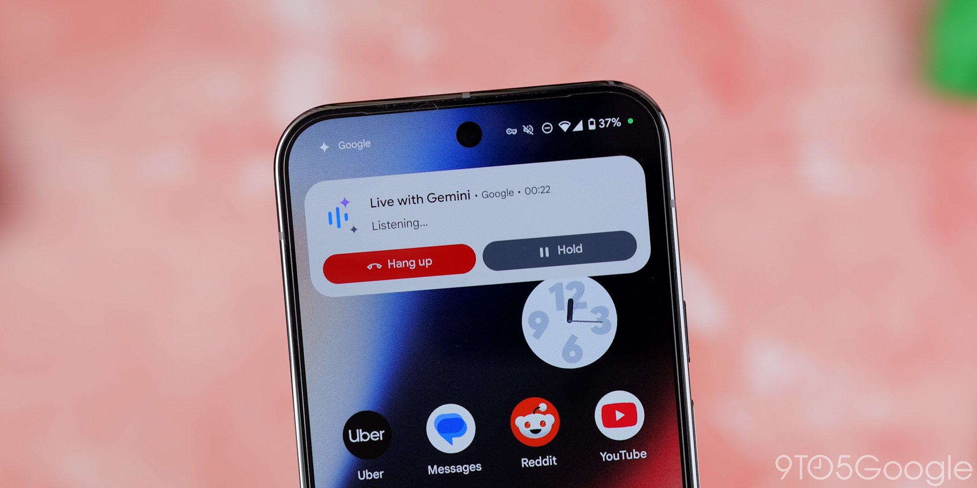 หน้าจอ Live with Gemini ระหว่างสายโทรบน Android แสดงปุ่ม Hang up และ Hold