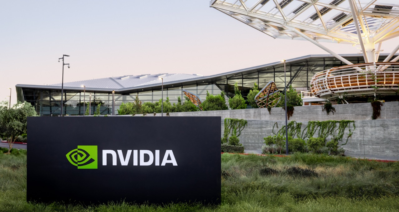 ป้ายโลโก้ Nvidia พร้อมอาคารสำนักงานใหญ่ด้านหลัง