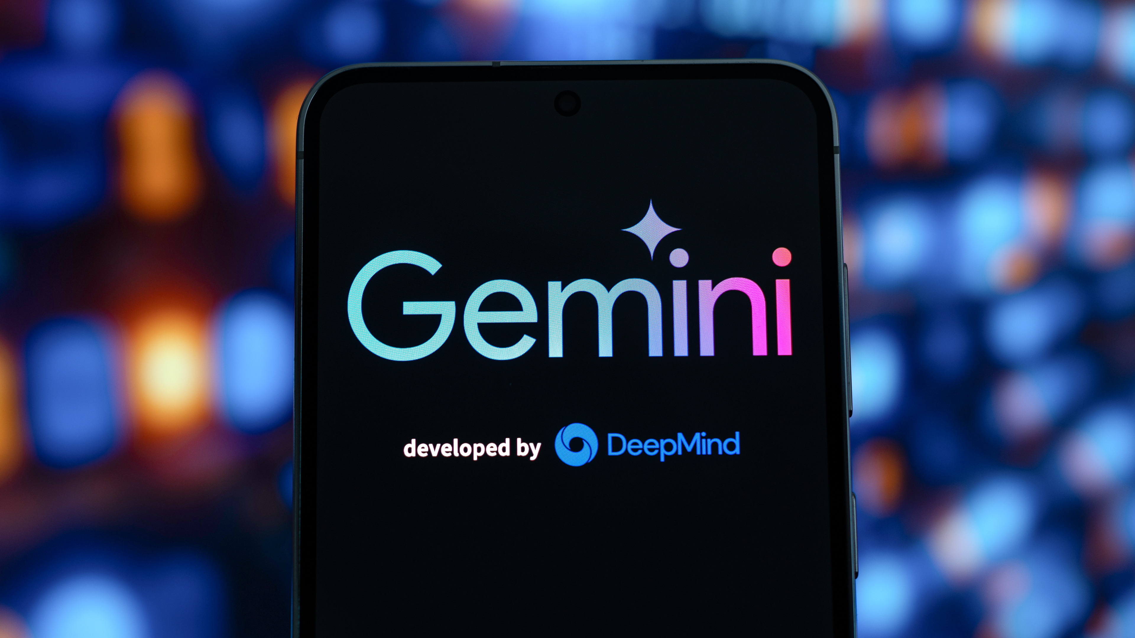 โลโก้ Gemini บนหน้าจอสมาร์ตโฟน พัฒนาโดย DeepMind
