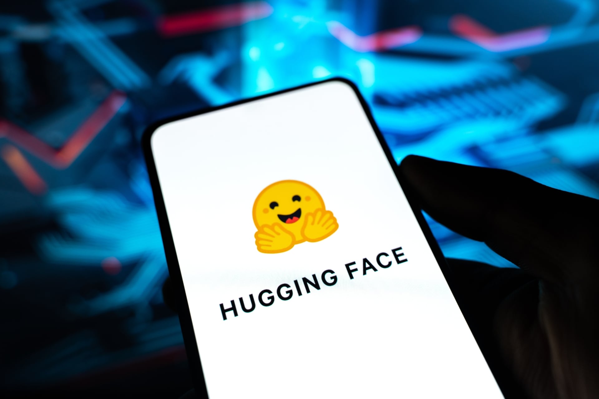 โลโก้ Hugging Face บนหน้าจอสมาร์ทโฟน