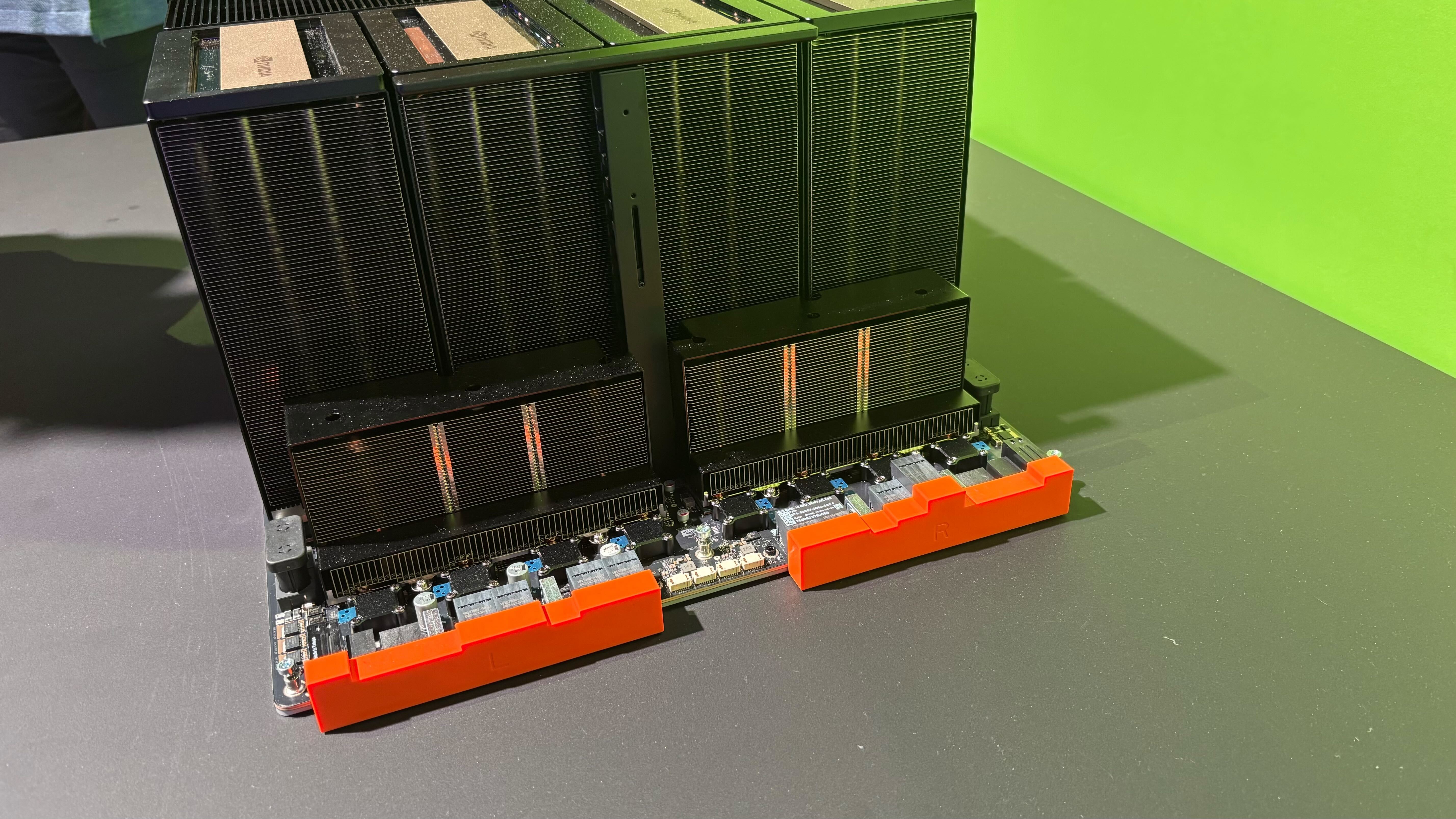 ชิป Nvidia Blackwell Ultra B300 เทียบกับ B200 รุ่นก่อนหน้า