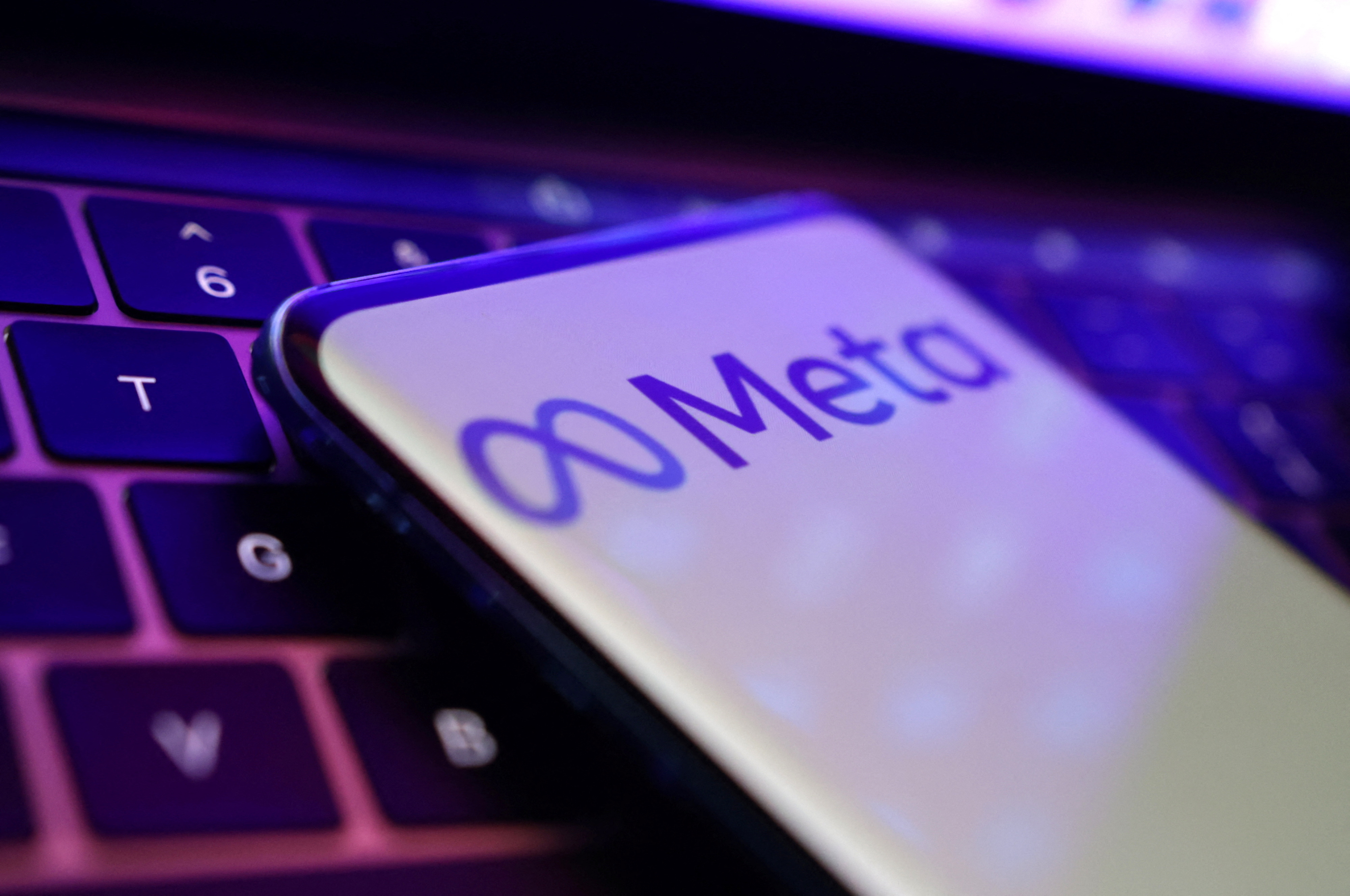 โลโก้ Meta แสดงบนหน้าจอสมาร์ทโฟน