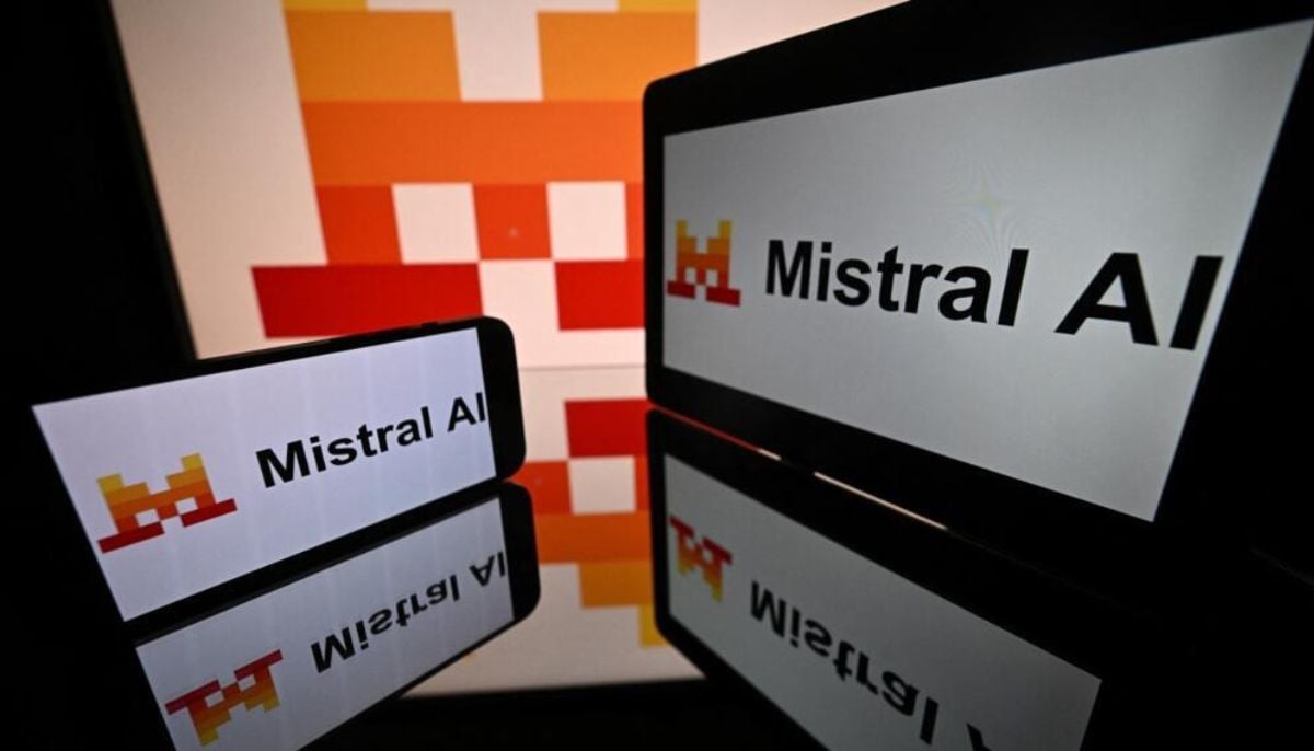 โลโก้ Mistral AI แสดงบนหน้าจอมือถือและแล็ปท็อป