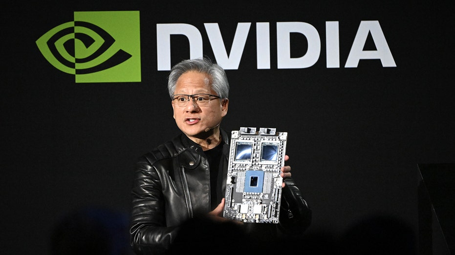 Jensen Huang ซีอีโอ Nvidia ถือบอร์ดชิปบนเวทีเปิดตัวผลิตภัณฑ์