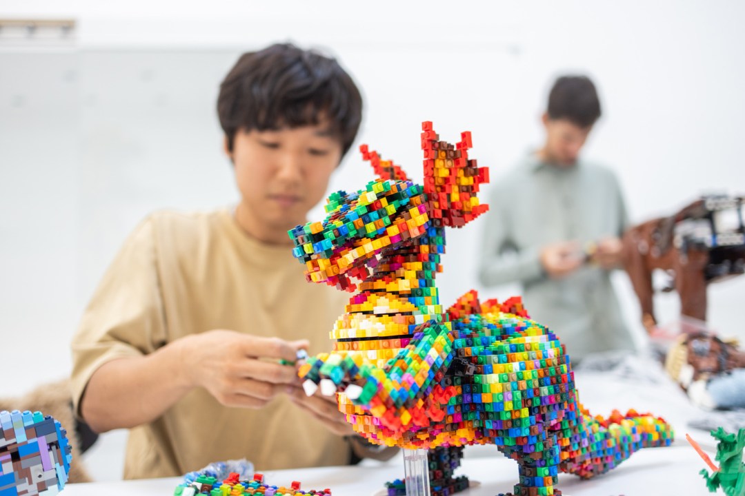 ภาพประกอบ: การต่อ LEGO จากชิ้นส่วนจริงยังต้องอาศัยทักษะและแรงคนในขั้นตอนสุดท้าย ไม่ใช่ภาพผลงานจาก LDraw Nova โดยตรง