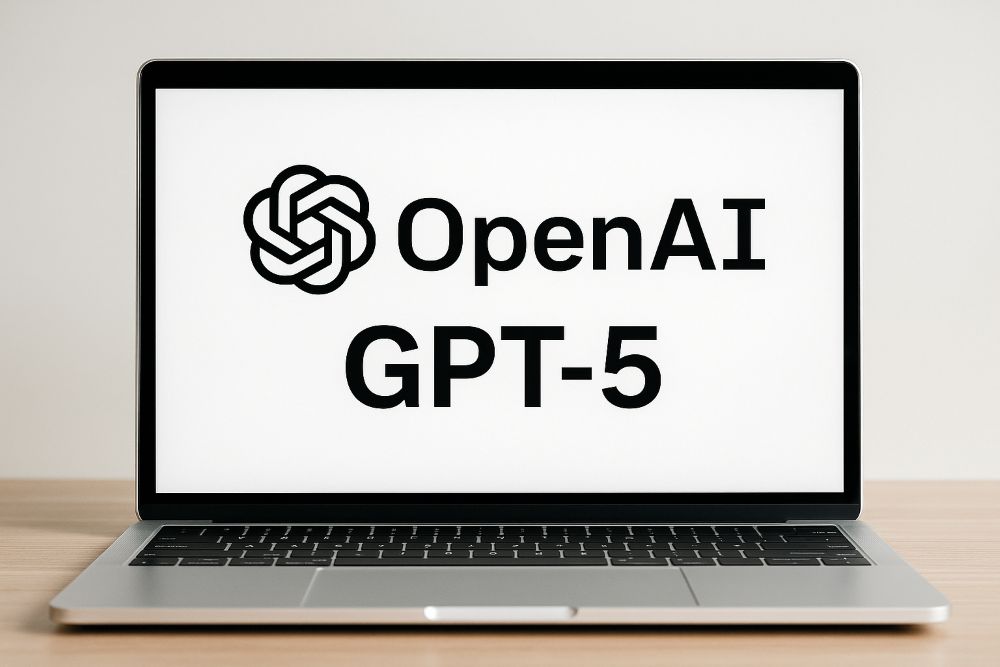 แล็ปท็อปแสดงโลโก้ OpenAI และ GPT-5 บนหน้าจอ