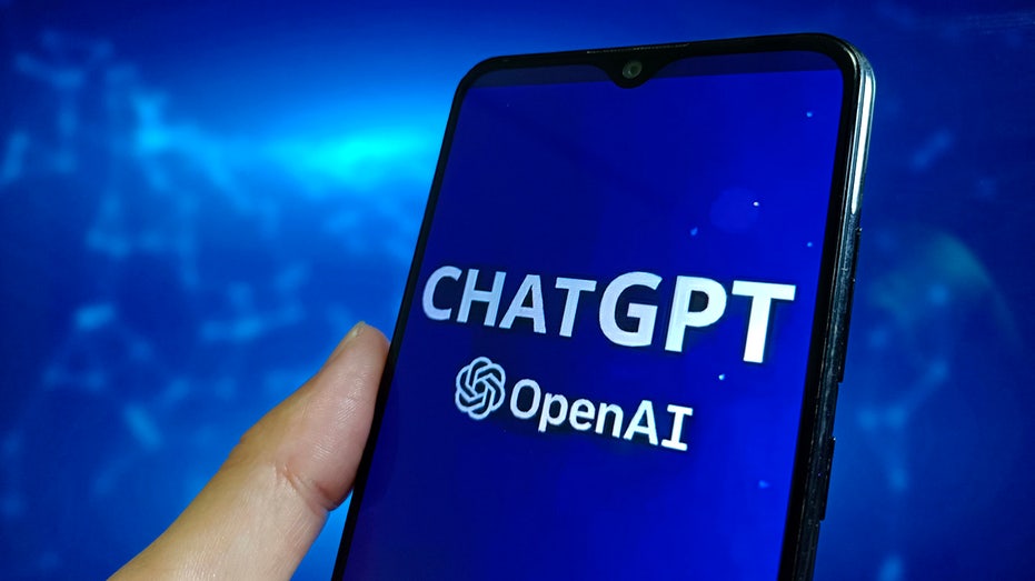 โลโก้ ChatGPT บนหน้าจอมือถือ แอปที่วัยรุ่นใช้ทำการบ้านและคุยเรื่องส่วนตัวในที่เดียวกัน