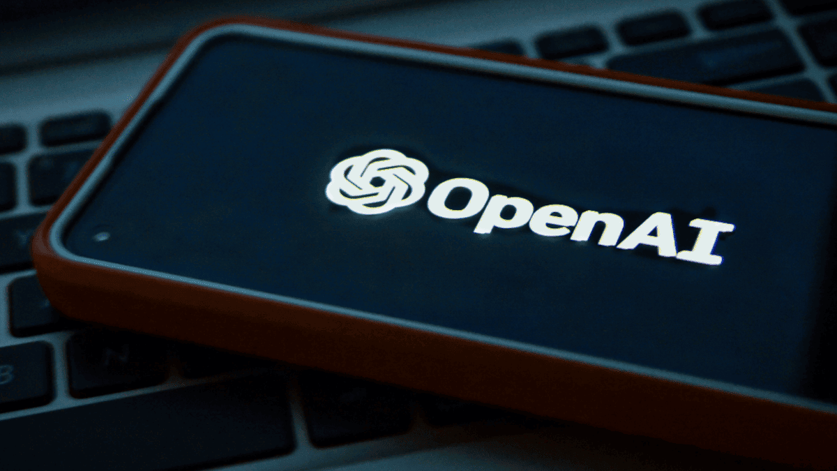 ภาพประกอบโลโก้ OpenAI บนหน้าจอโทรศัพท์วางอยู่บนคีย์บอร์ด