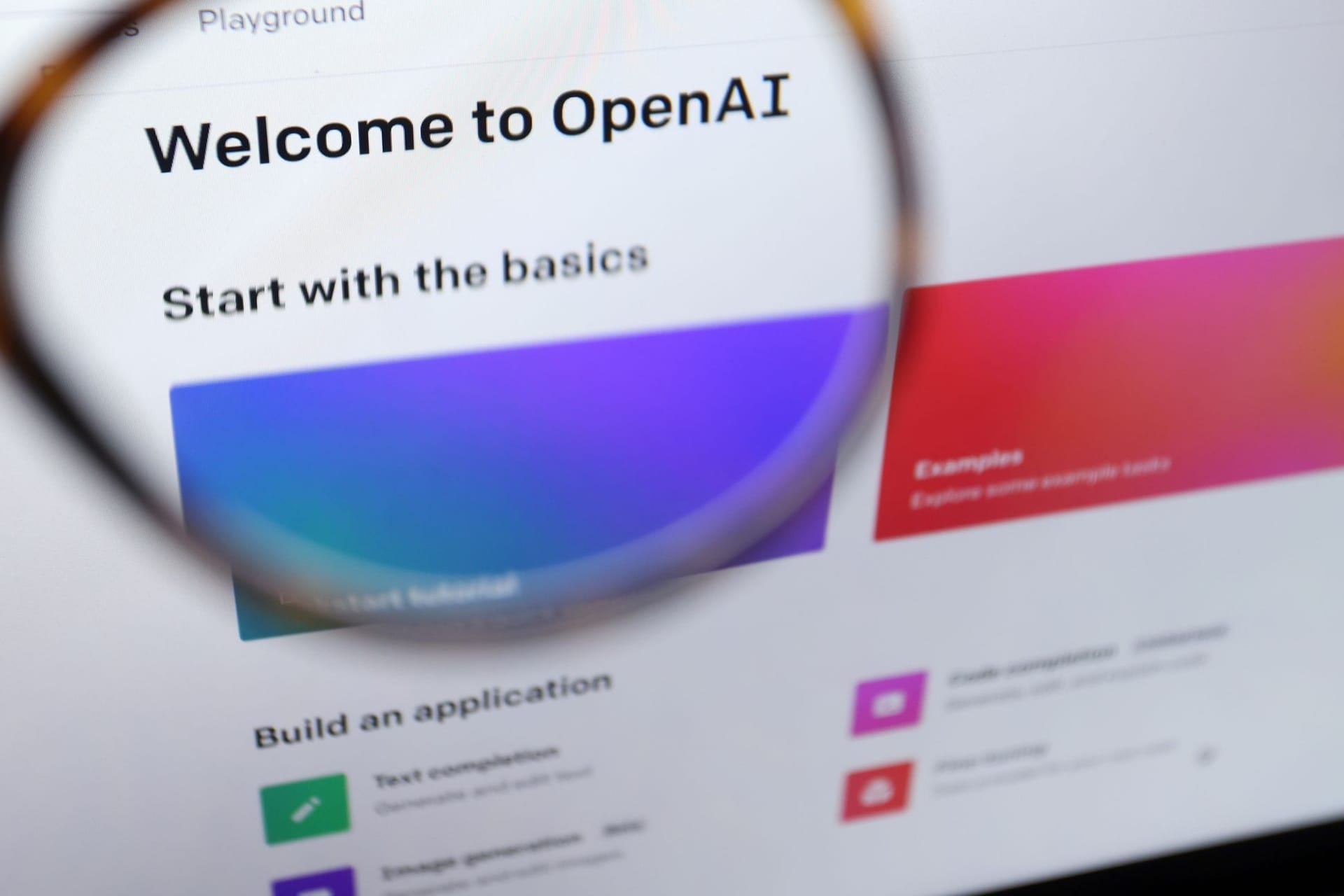 ภาพประกอบแว่นขยายส่องดูหน้าเว็บไซต์ OpenAI สื่อถึงการตรวจสอบและค้นหาช่องโหว่