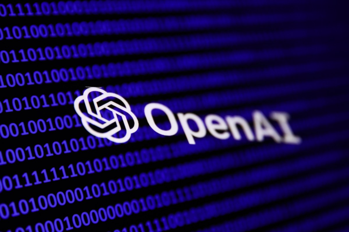โลโก้ OpenAI บนพื้นหลังโค้ดดิจิทัล