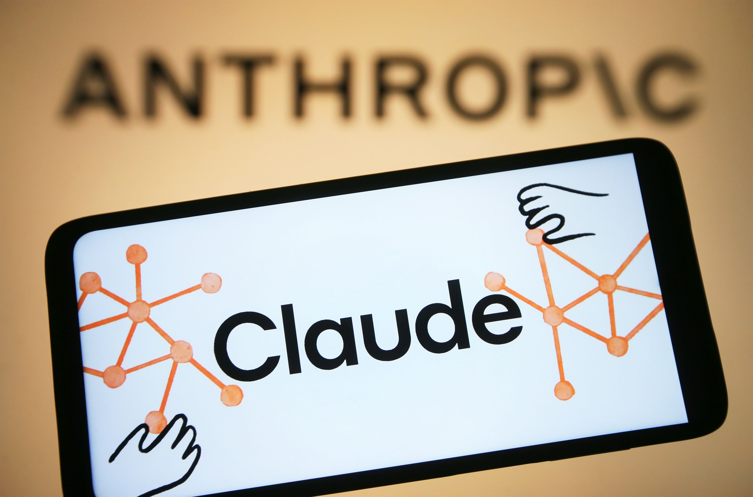 โลโก้ Claude และ Anthropic บนหน้าจอโทรศัพท์