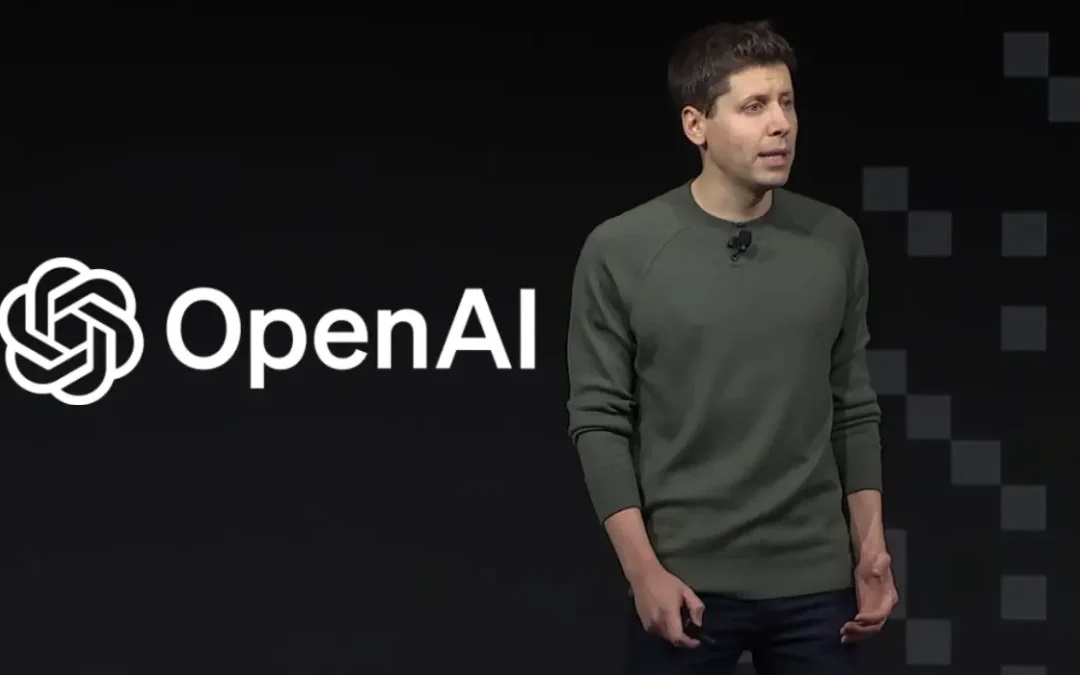 Sam Altman ยืนพูดบนเวทีข้างโลโก้ OpenAI