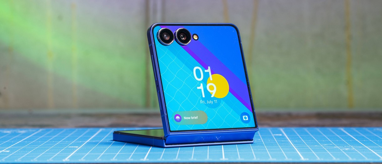 Samsung Galaxy Z Flip 7 พับตั้งบนโต๊ะ โชว์จอด้านนอกและกล้องคู่