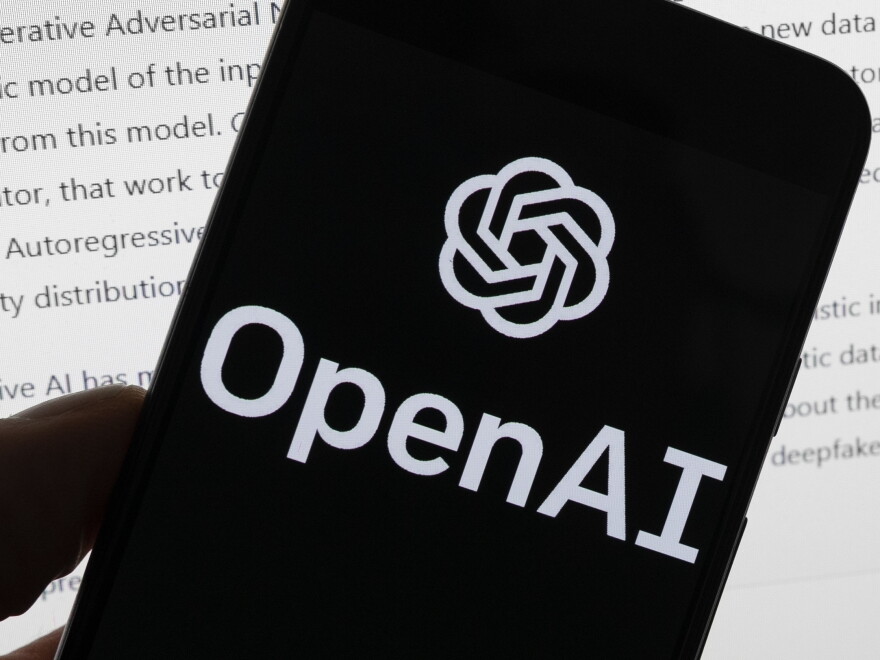 โลโก้ OpenAI บนหน้าจอสมาร์ทโฟน สัญลักษณ์ของบริษัทที่ถูกฟ้องร้องเรื่องการใช้ข้อมูลฝึก AI