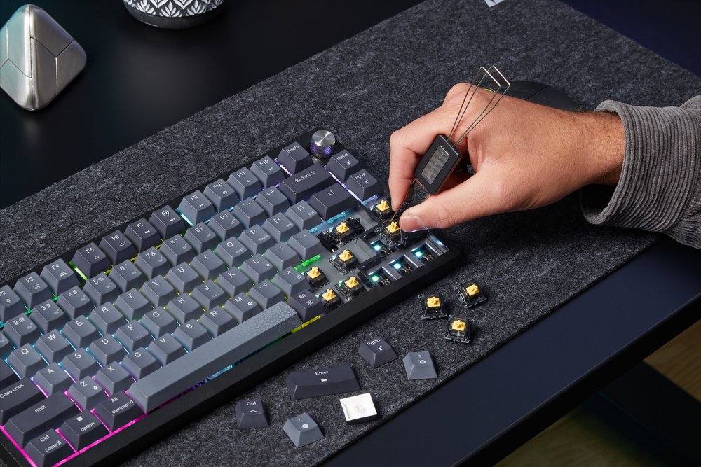 Altar II วางเทียบกับ Magic Keyboard ให้เห็นทรงลาดเอียงบางเฉียบ