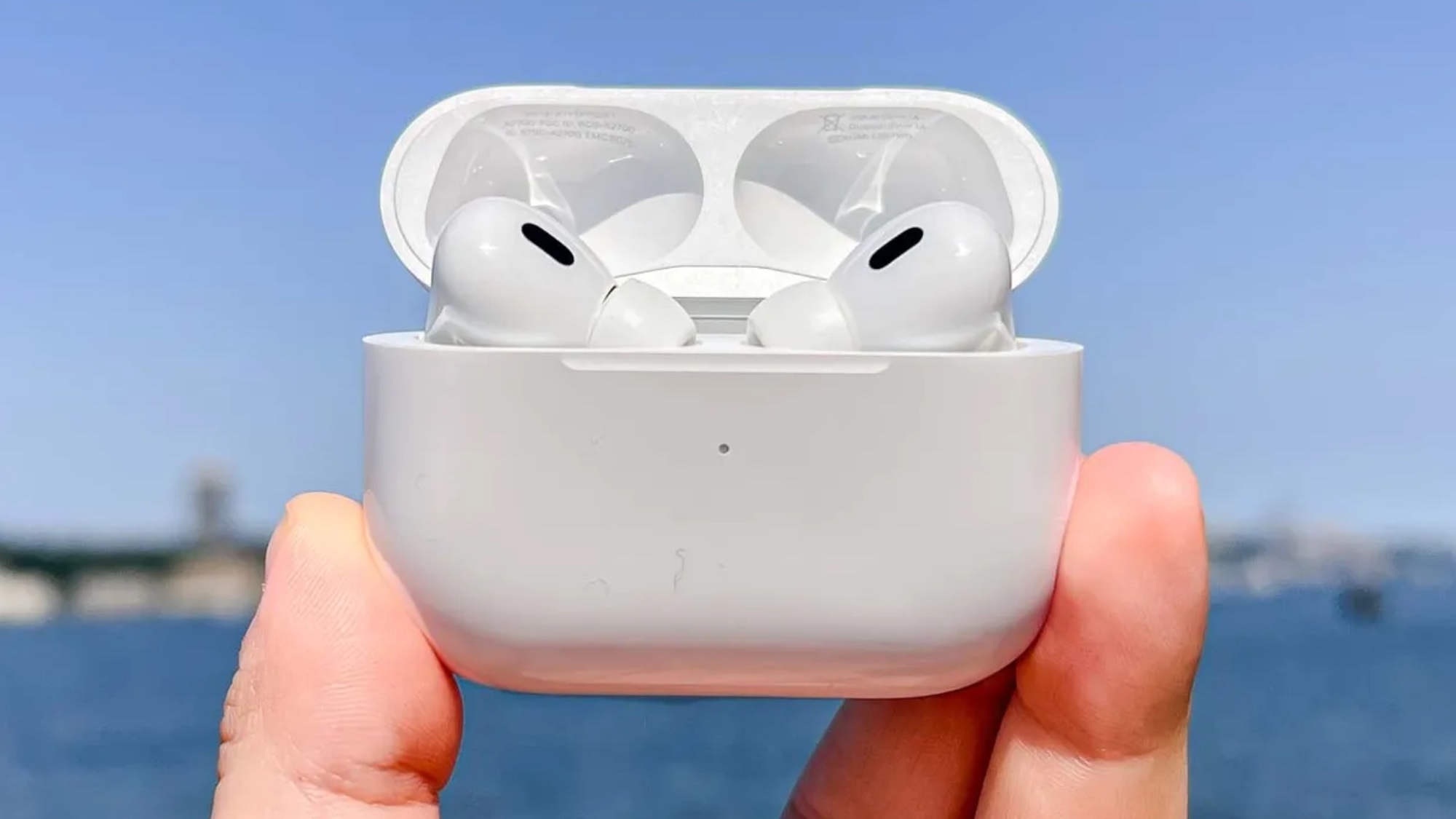เคสหูฟังไร้สายของ Apple แบบเปิดฝา ถ่ายกลางแจ้งริมทะเล